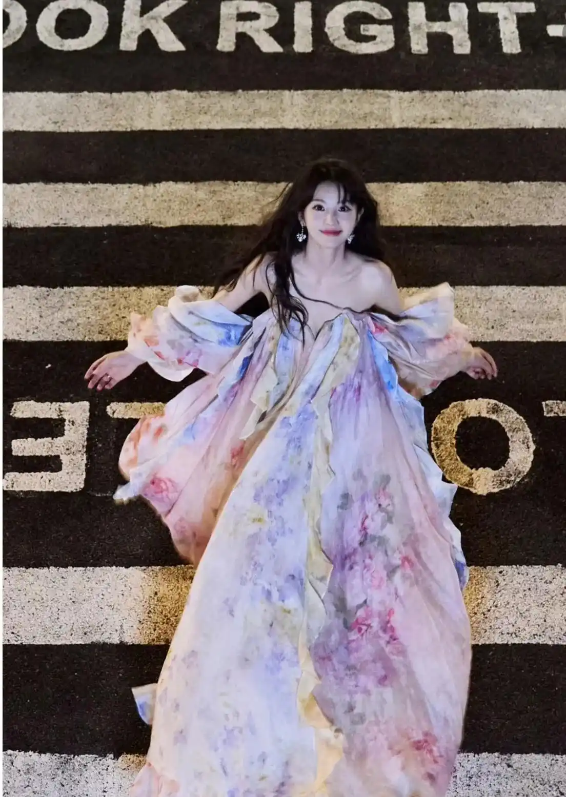 祝绪丹瘦成纸片人_女明星真实身材路人视角_小骨架女明星